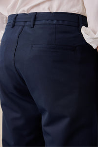 Pantaloni Gurkha da uomo blu navy con pieghe, vita regolabile, vestibilità affusolata su misura.
