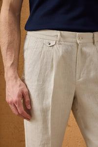 Pantaloni da uomo beige in 100% lino, con pieghe e coulisse, vestibilità dritta e rilassata.