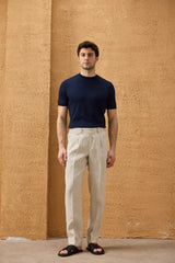 Pantaloni da uomo beige in 100% lino, con pieghe e coulisse, vestibilità dritta e rilassata.
