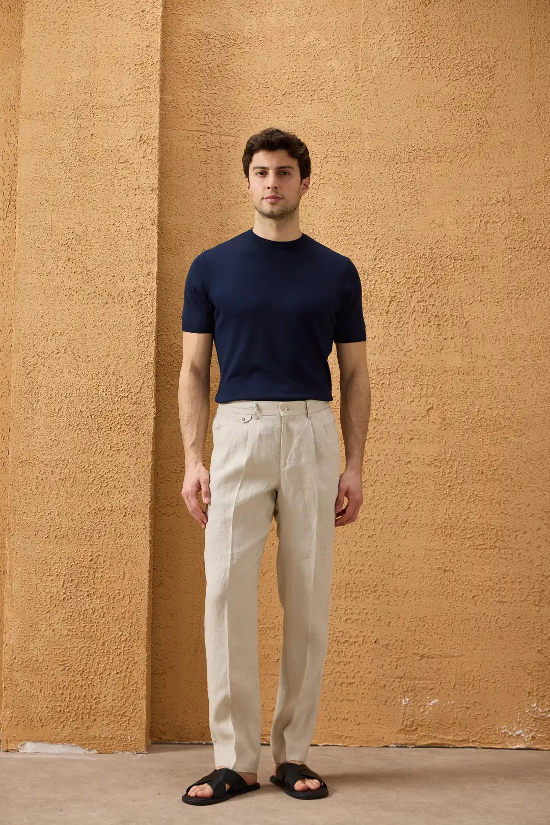 Pantaloni da uomo beige in 100% lino, con pieghe e coulisse, vestibilità dritta e rilassata.