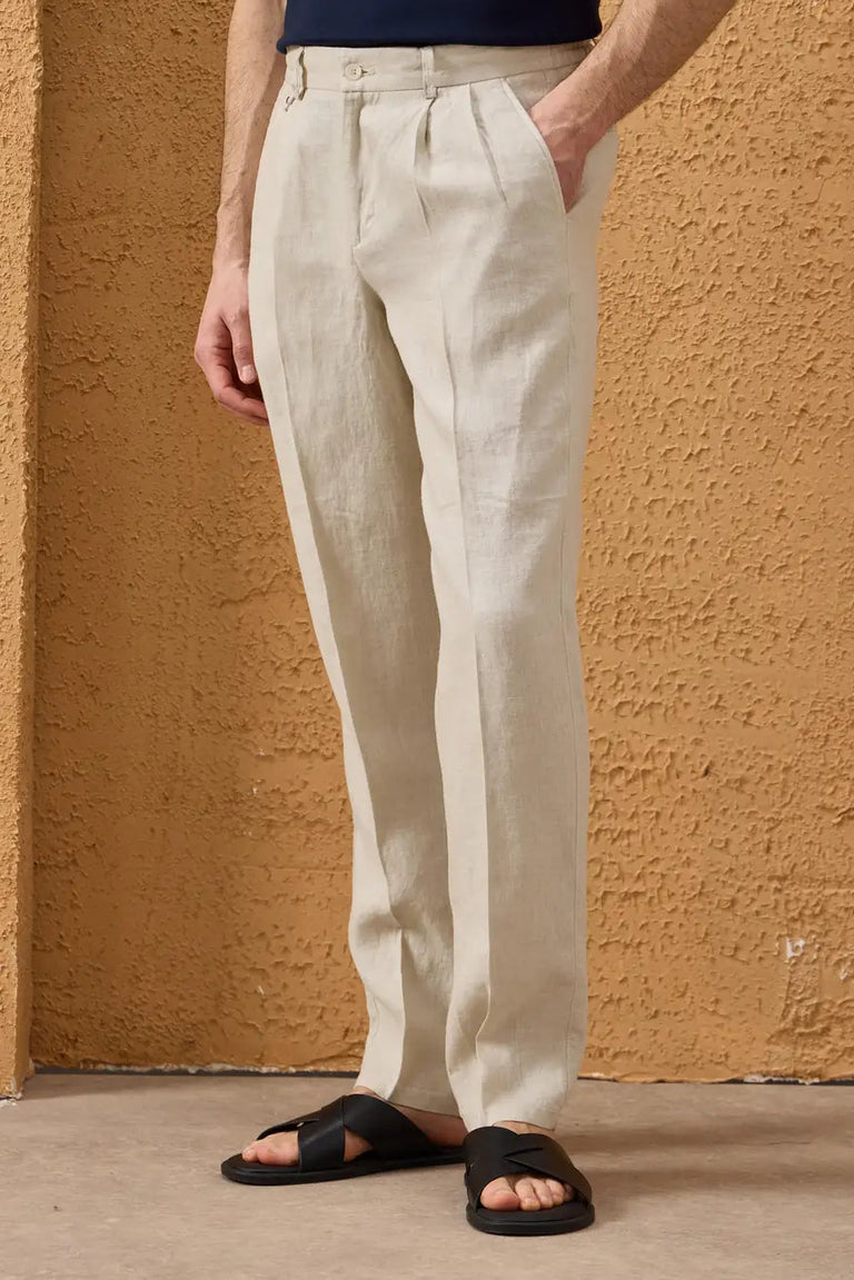 Pantaloni da uomo beige in 100% lino, con pieghe e coulisse, vestibilità dritta e rilassata.