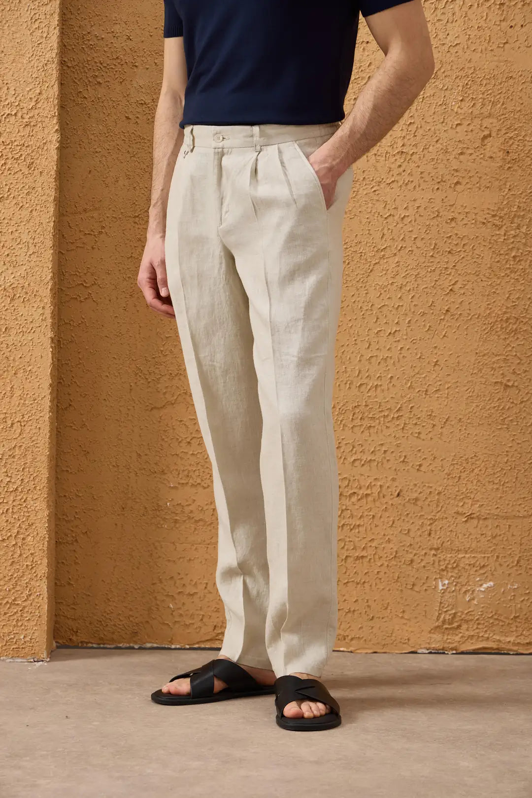 Completo da uomo in lino beige, elegante e casual, due pezzi, con cerniera frontale, stile safari, estivo.