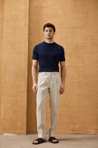 Completo da uomo in lino beige, elegante e casual, due pezzi, con cerniera frontale, stile safari, estivo.