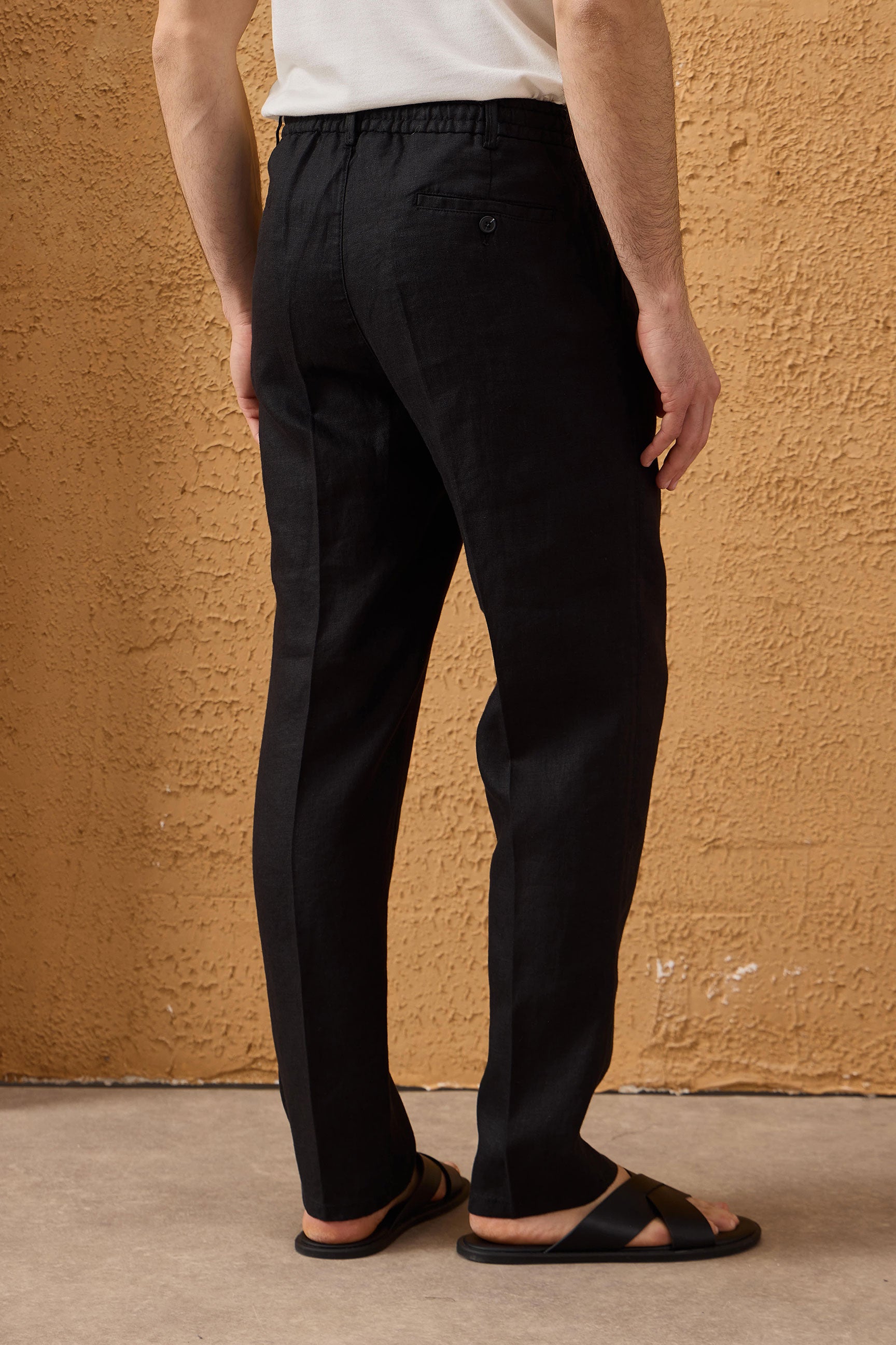 Completo da uomo in lino nero, elegante e casual, due pezzi, con cerniera frontale, stile safari, estivo.