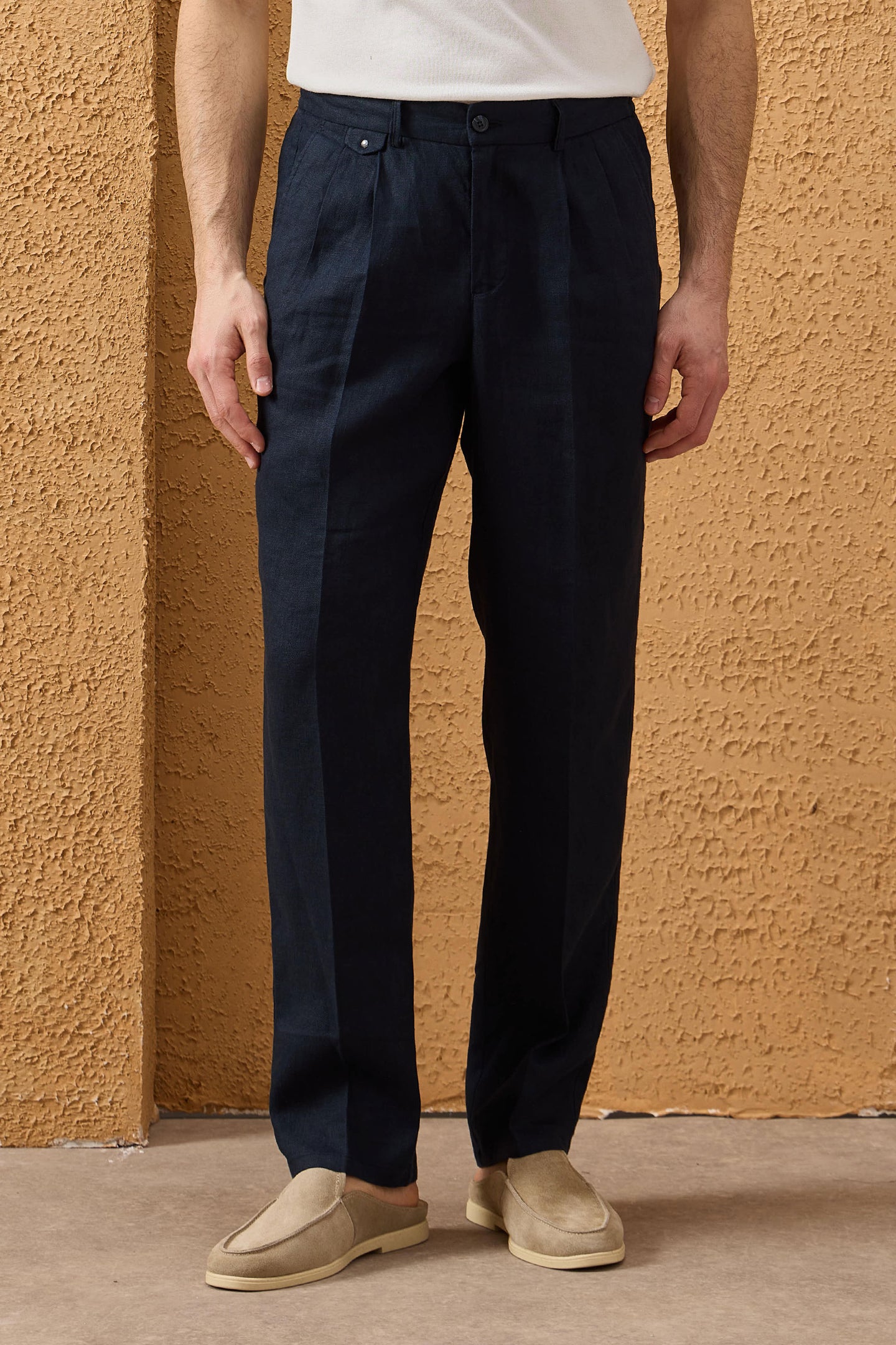 Pantaloni da uomo blu navy in 100% lino, con pieghe e coulisse, vestibilità dritta e rilassata.