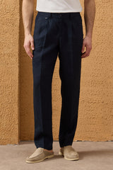 Pantaloni da uomo blu navy in 100% lino, con pieghe e coulisse, vestibilità dritta e rilassata.