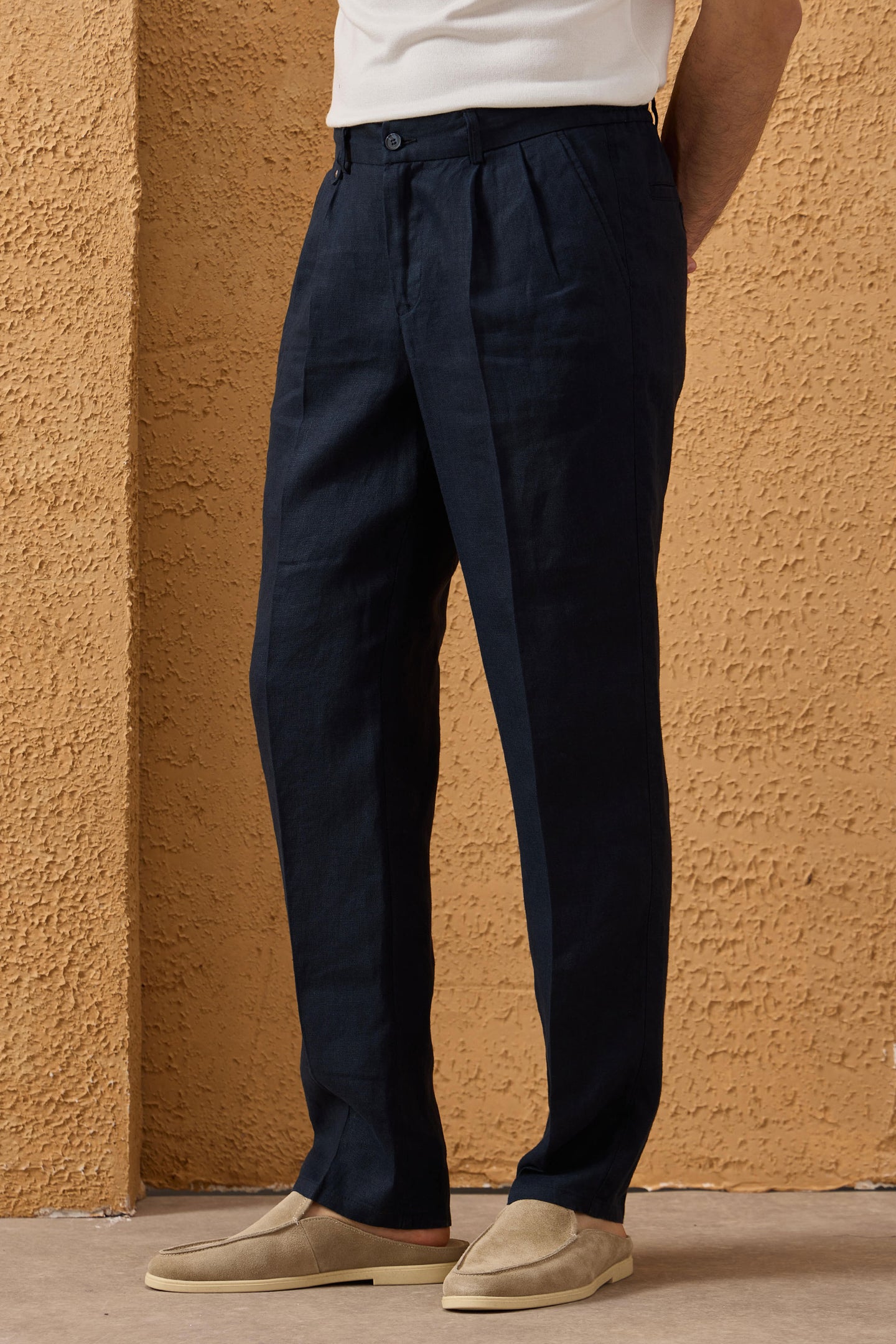 Pantaloni da uomo blu navy in 100% lino, con pieghe e coulisse, vestibilità dritta e rilassata.