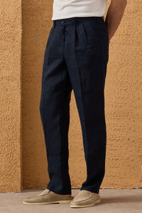 Pantaloni da uomo blu navy in 100% lino, con pieghe e coulisse, vestibilità dritta e rilassata.