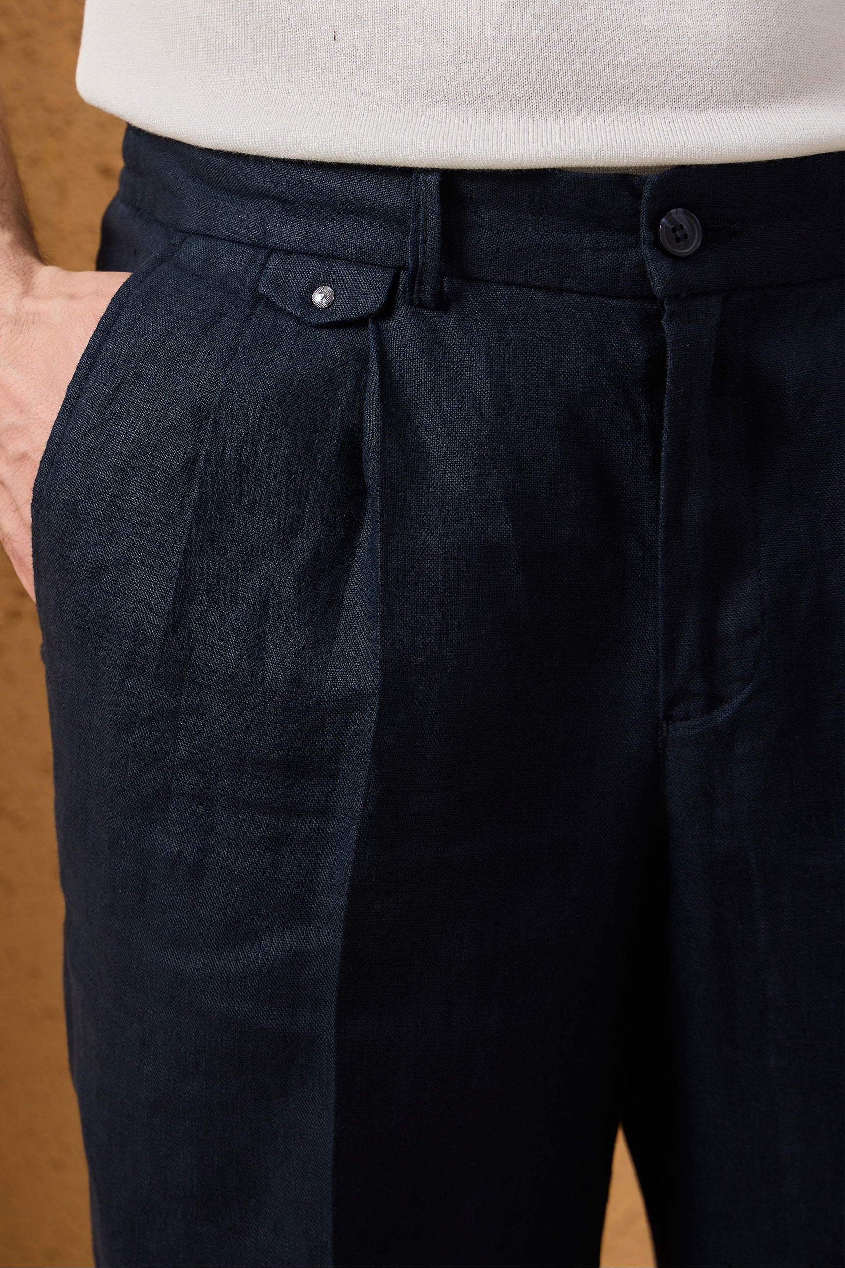 Pantaloni da uomo blu navy in 100% lino, con pieghe e coulisse, vestibilità dritta e rilassata.