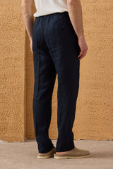 Pantaloni da uomo blu navy in 100% lino, con pieghe e coulisse, vestibilità dritta e rilassata.