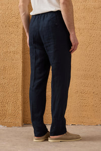 Pantaloni da uomo blu navy in 100% lino, con pieghe e coulisse, vestibilità dritta e rilassata.
