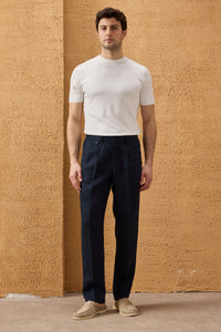Pantaloni da uomo blu navy in 100% lino, con pieghe e coulisse, vestibilità dritta e rilassata.