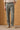 Pantaloni da uomo verde salvia in 100% lino, plissettati, con coulisse, vestibilità dritta e rilassata.
