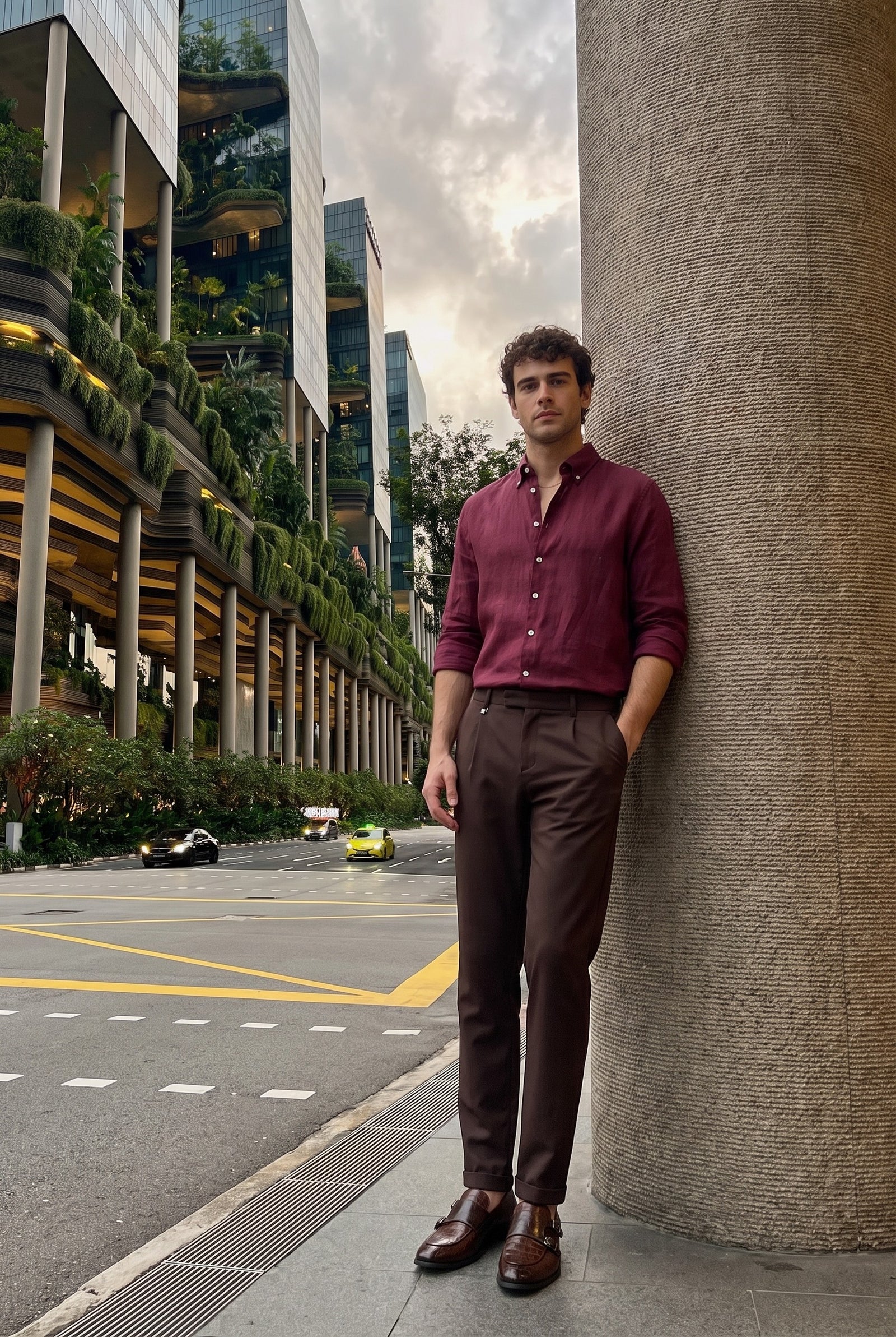Look #894 styled with Pantaloni Gurkha da uomo marroni a pieghe, con vita regolabile e vestibilità affusolata su misura.
