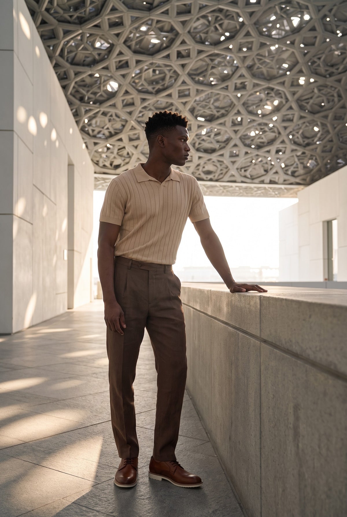 Look #891 styled with Pantaloni da uomo marroni in 100% lino, con pieghe e coulisse, vestibilità dritta e rilassata.