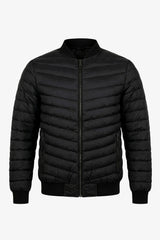 Giacca bomber da uomo nera trapuntata, leggera, imbottita e con cerniera.