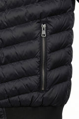 Giacca bomber da uomo nera trapuntata, leggera, imbottita e con cerniera.