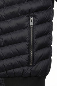 Giacca bomber da uomo nera trapuntata, leggera, imbottita e con cerniera.