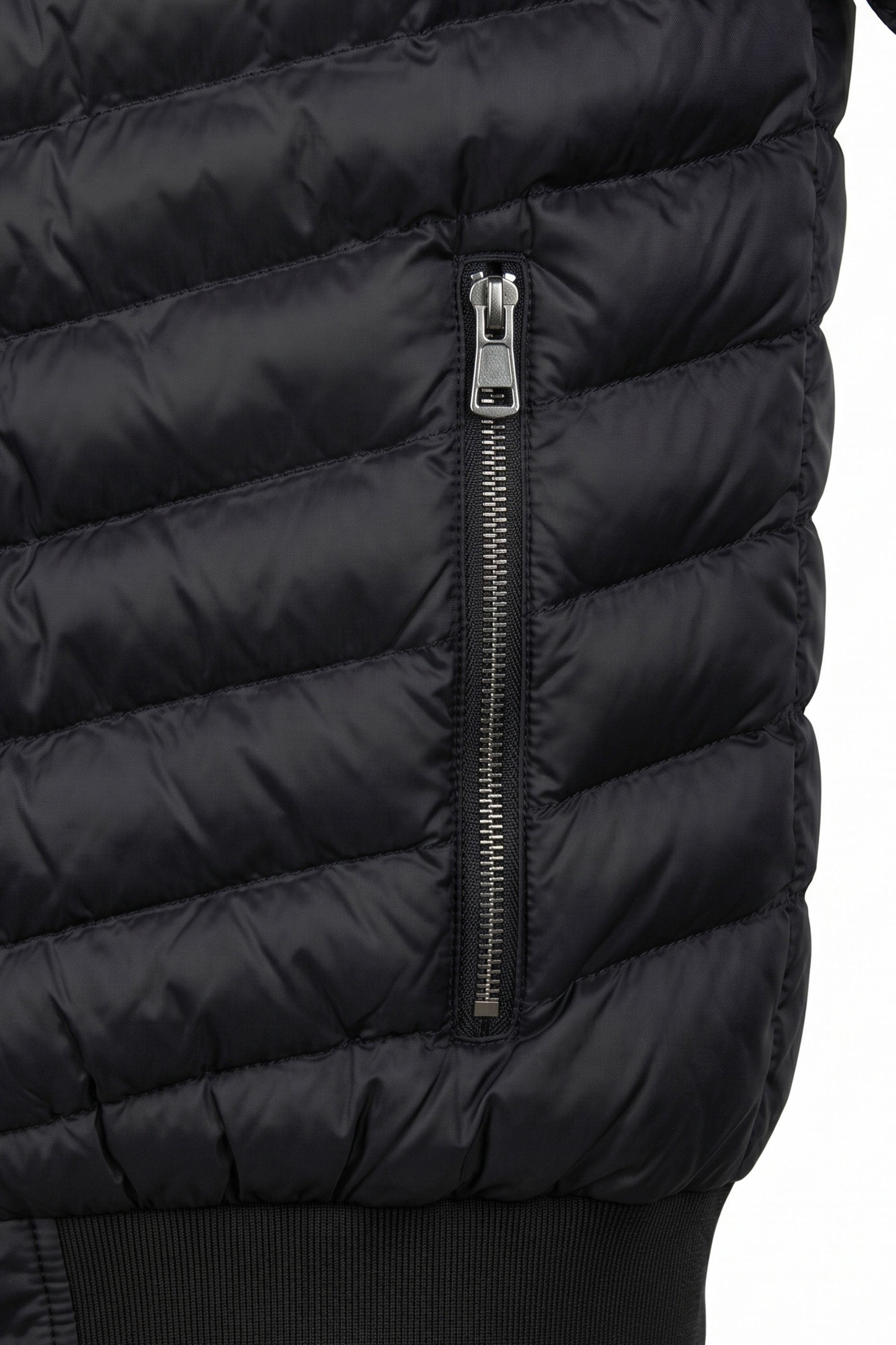 Giacca bomber da uomo nera trapuntata, leggera, imbottita e con cerniera.