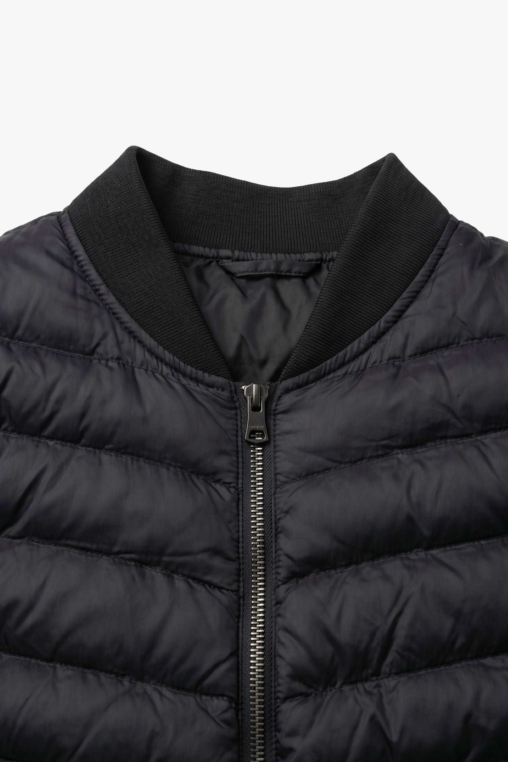 Giacca bomber da uomo nera trapuntata, leggera, imbottita e con cerniera.