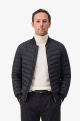 Giacca bomber da uomo nera trapuntata, leggera, imbottita e con cerniera.