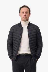 Giacca bomber da uomo nera trapuntata, leggera, imbottita e con cerniera.