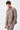 Completo da uomo elegante e casual in morbido jersey marrone, composto da giacca blazer e pantaloni.