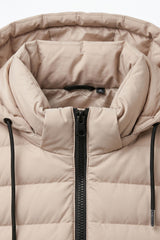 Giacca imbottita da uomo beige con cappuccio, leggera, trapuntata, con cerniera.