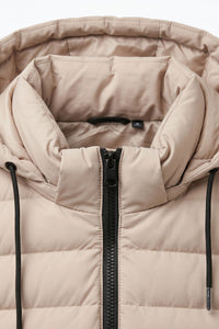 Giacca imbottita da uomo beige con cappuccio, leggera, trapuntata, con cerniera.