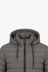 Giacca imbottita da uomo grigia con cappuccio, leggera, trapuntata, con cerniera.