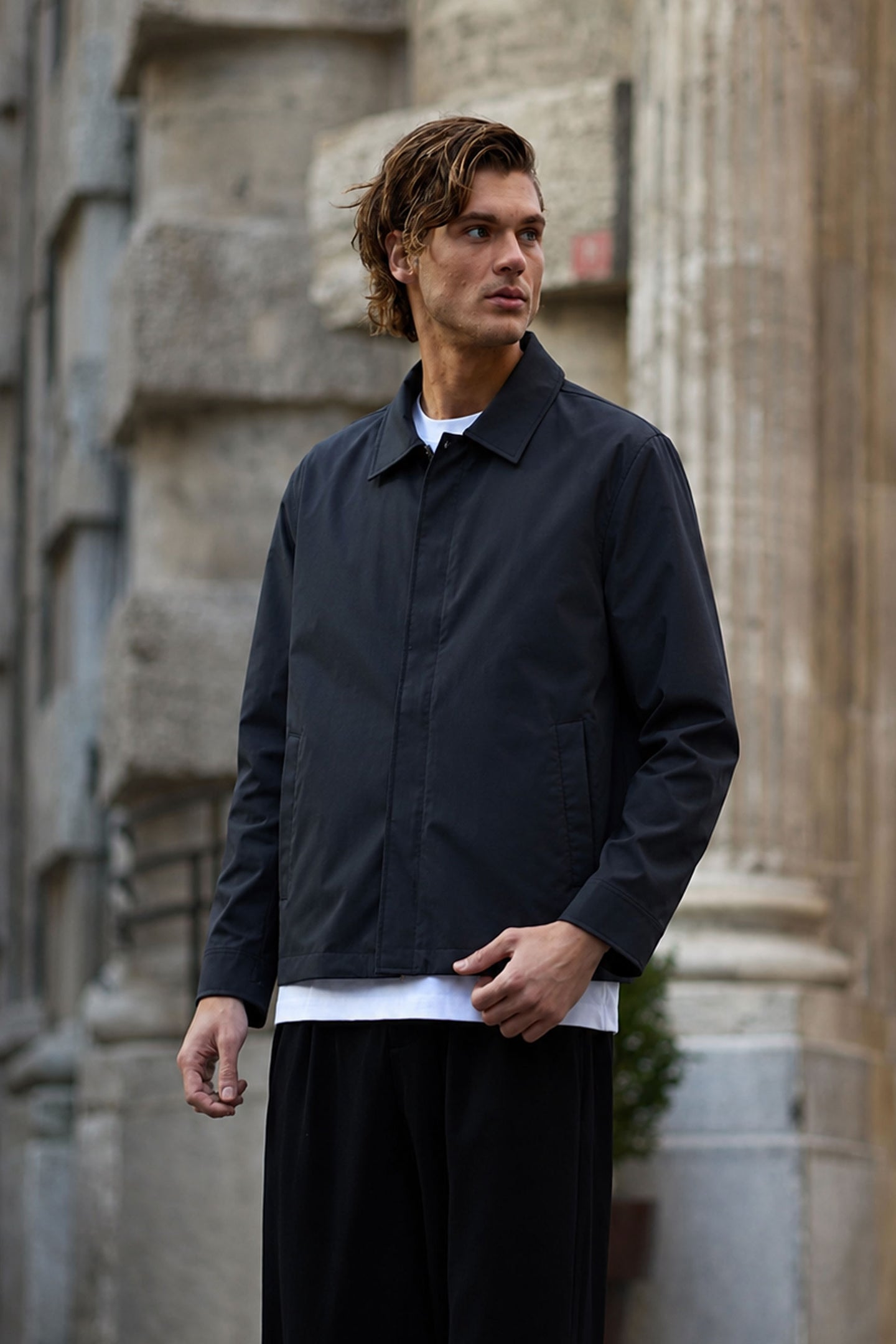 Giacca Harrington da uomo nera con colletto, impermeabile.
