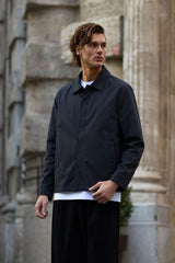 Giacca Harrington da uomo nera con colletto, impermeabile.