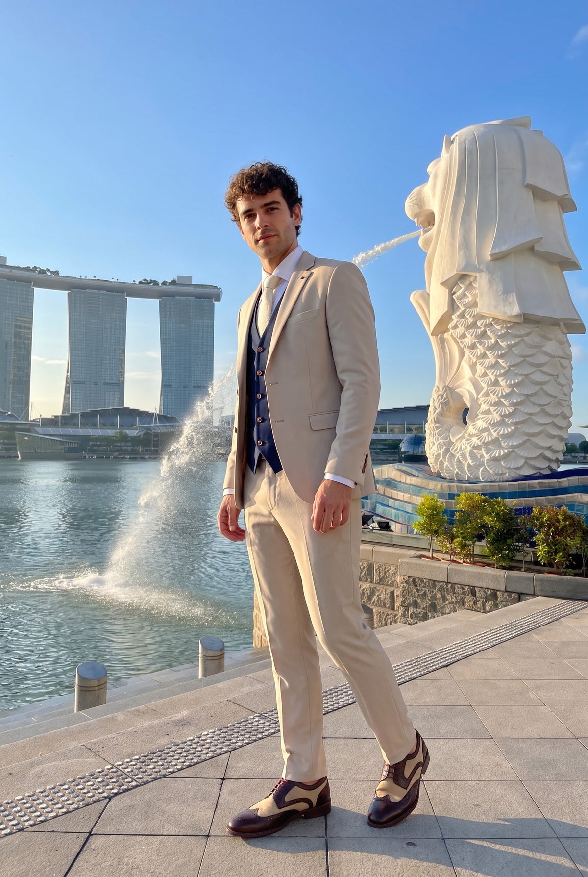Look #1001 styled with Mayfair - Abito da uomo 3 pezzi color crema con gilet blu navy