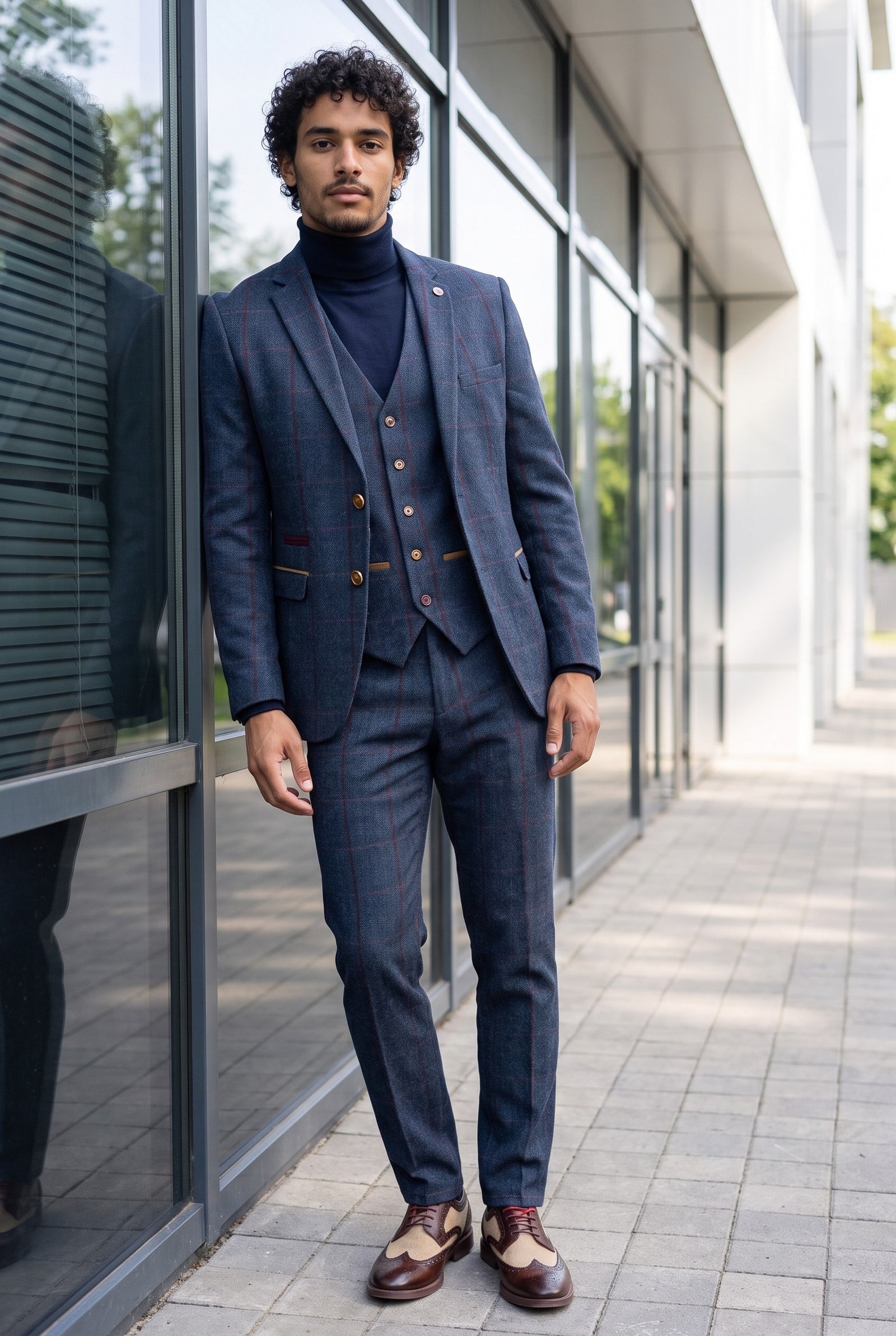 Look #646 styled with Maglione da uomo a collo alto blu navy, in morbido misto viscosa, a maniche lunghe.