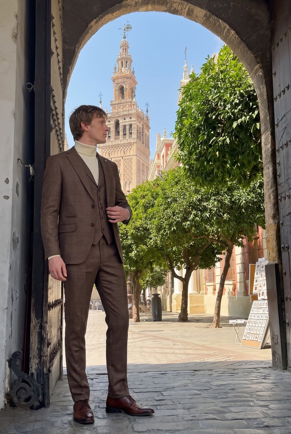 Look #1011 styled with Maglione da uomo a collo alto color crema, in morbido misto viscosa, a maniche lunghe.