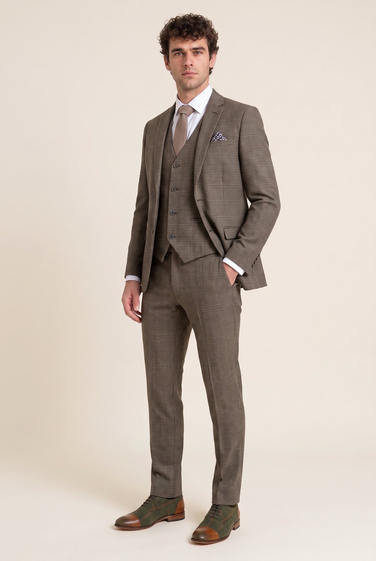 Look #603 styled with Abito da uomo a 3 pezzi slim fit classico a quadri marrone chiaro