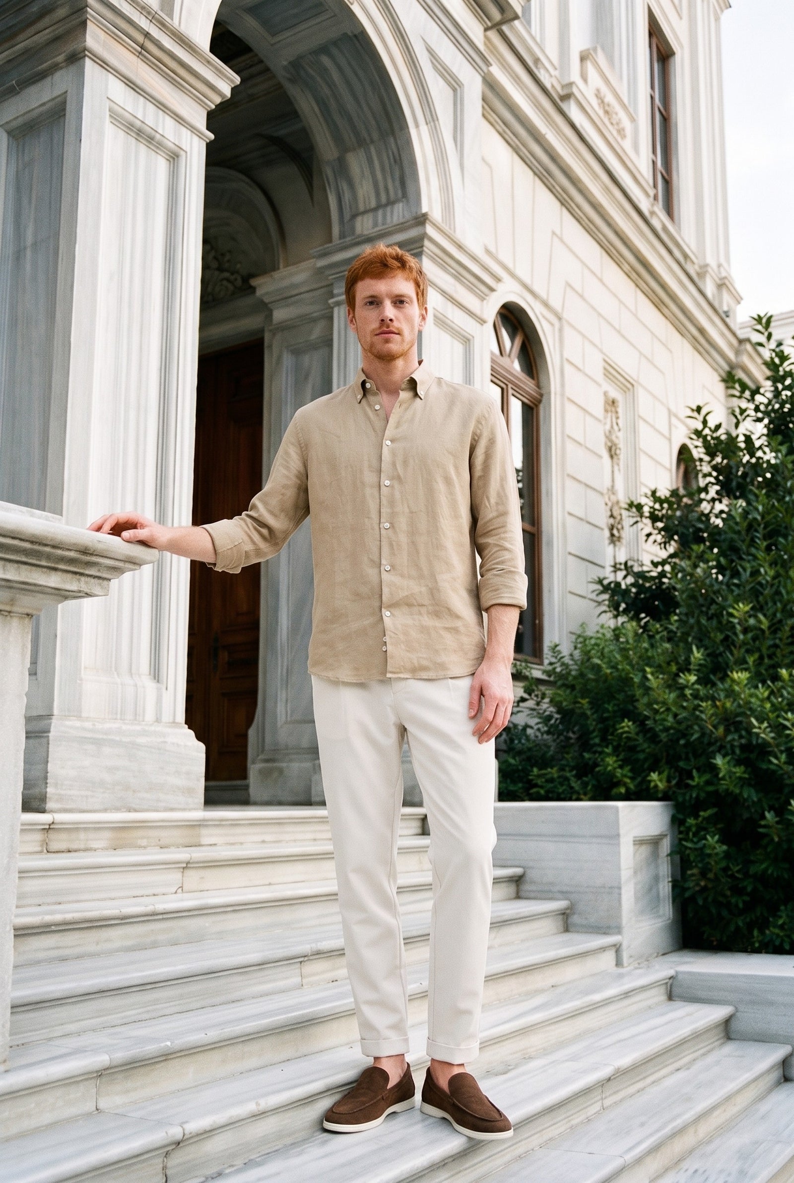 Look #1025 styled with Camicia da uomo in puro lino beige scuro, a maniche lunghe, con bottoni, ideale per l'estate.