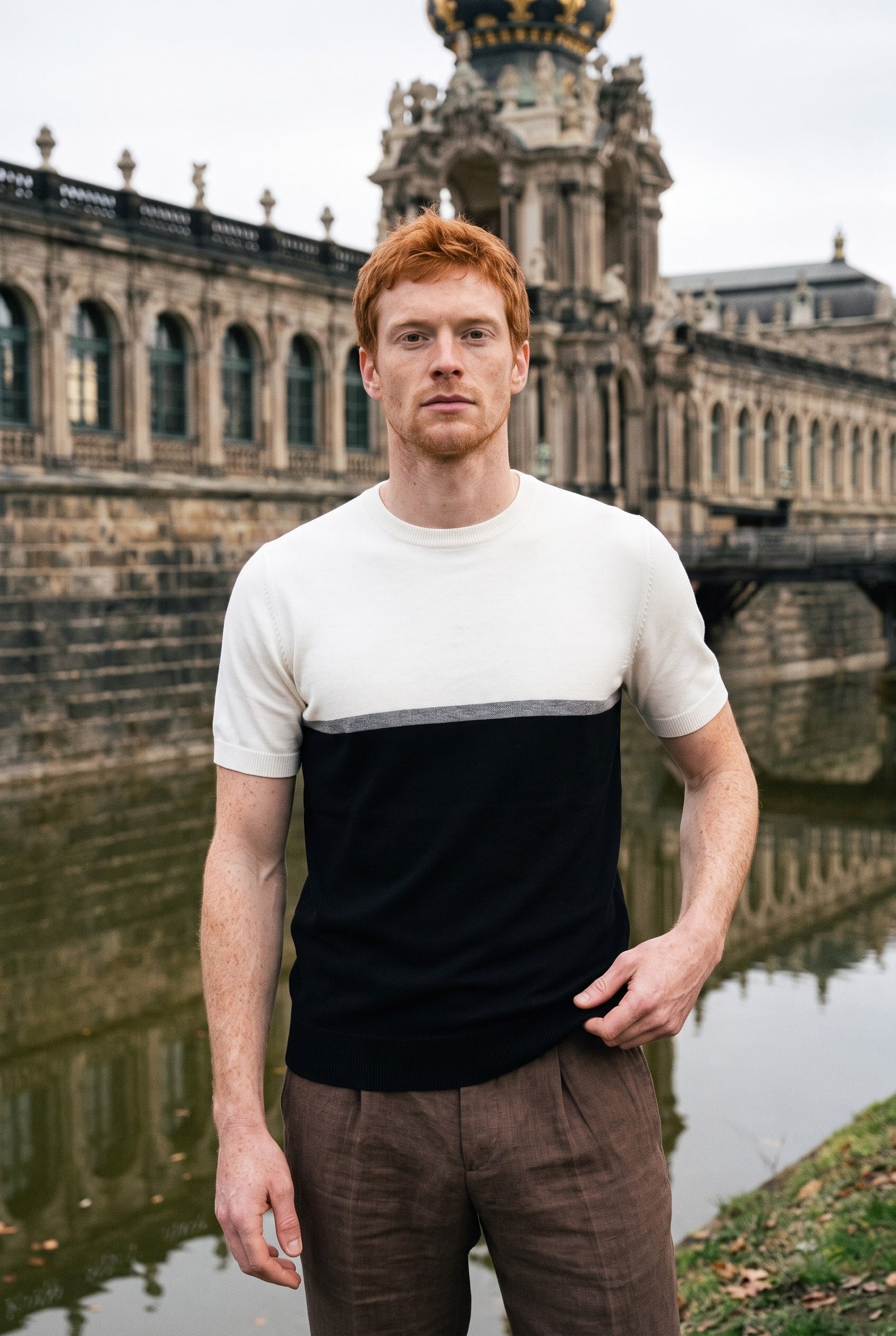 Look #879 styled with T-shirt da uomo in maglia a blocchi di colore bianco e nero