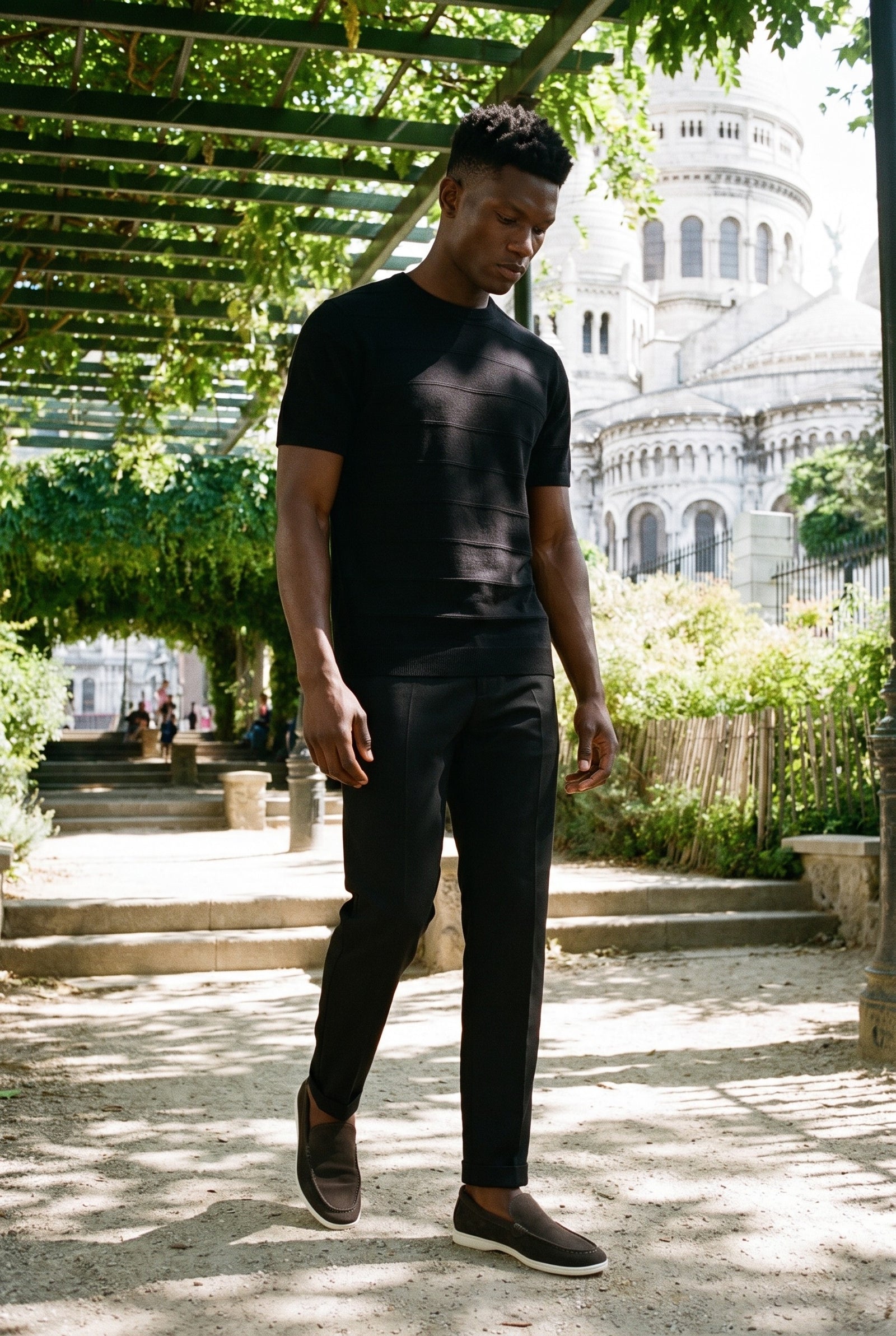 Look #870 styled with T-shirt nera da uomo in maglia testurizzata