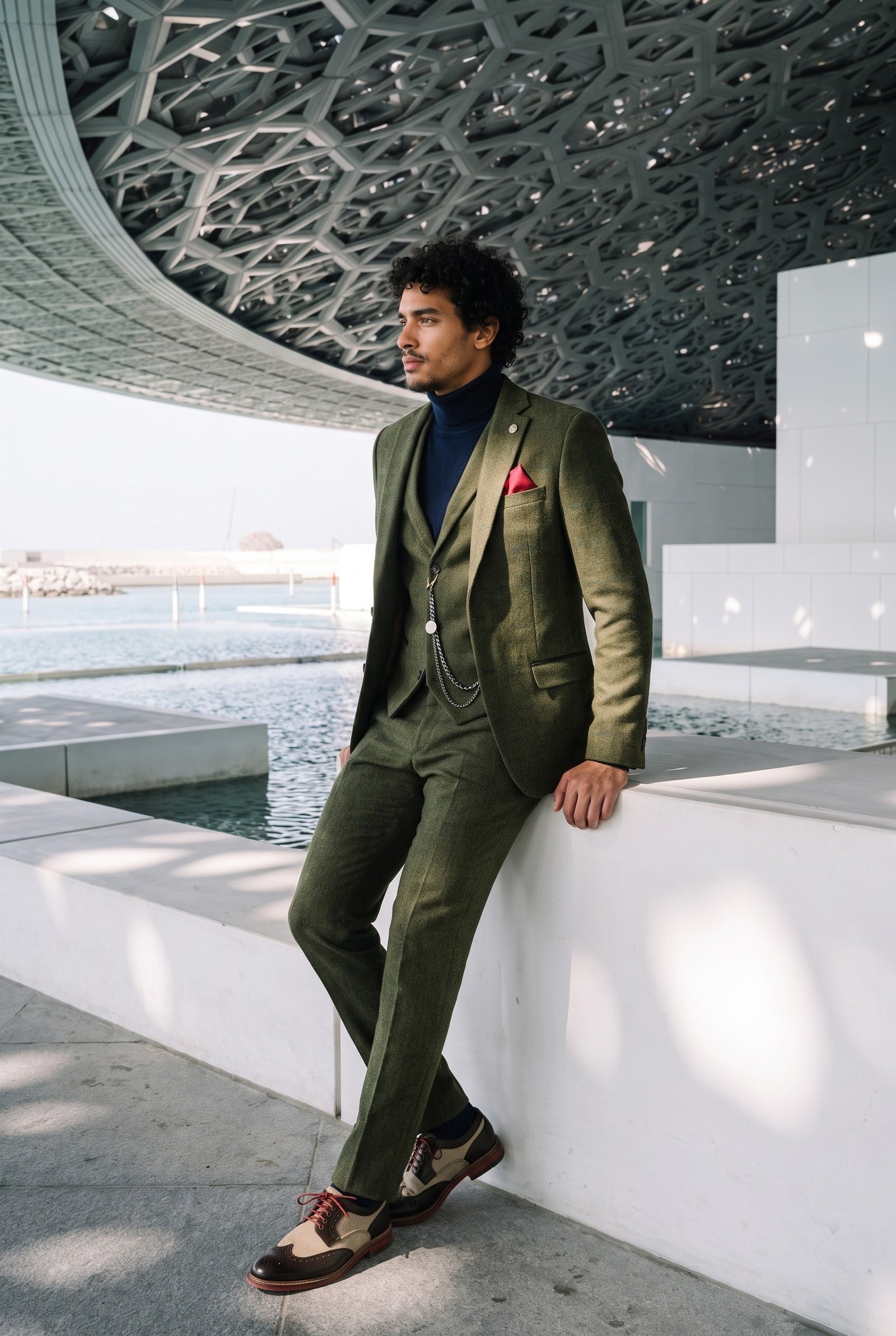Look #706 styled with Maglione da uomo a collo alto blu navy, in morbido misto viscosa, a maniche lunghe.