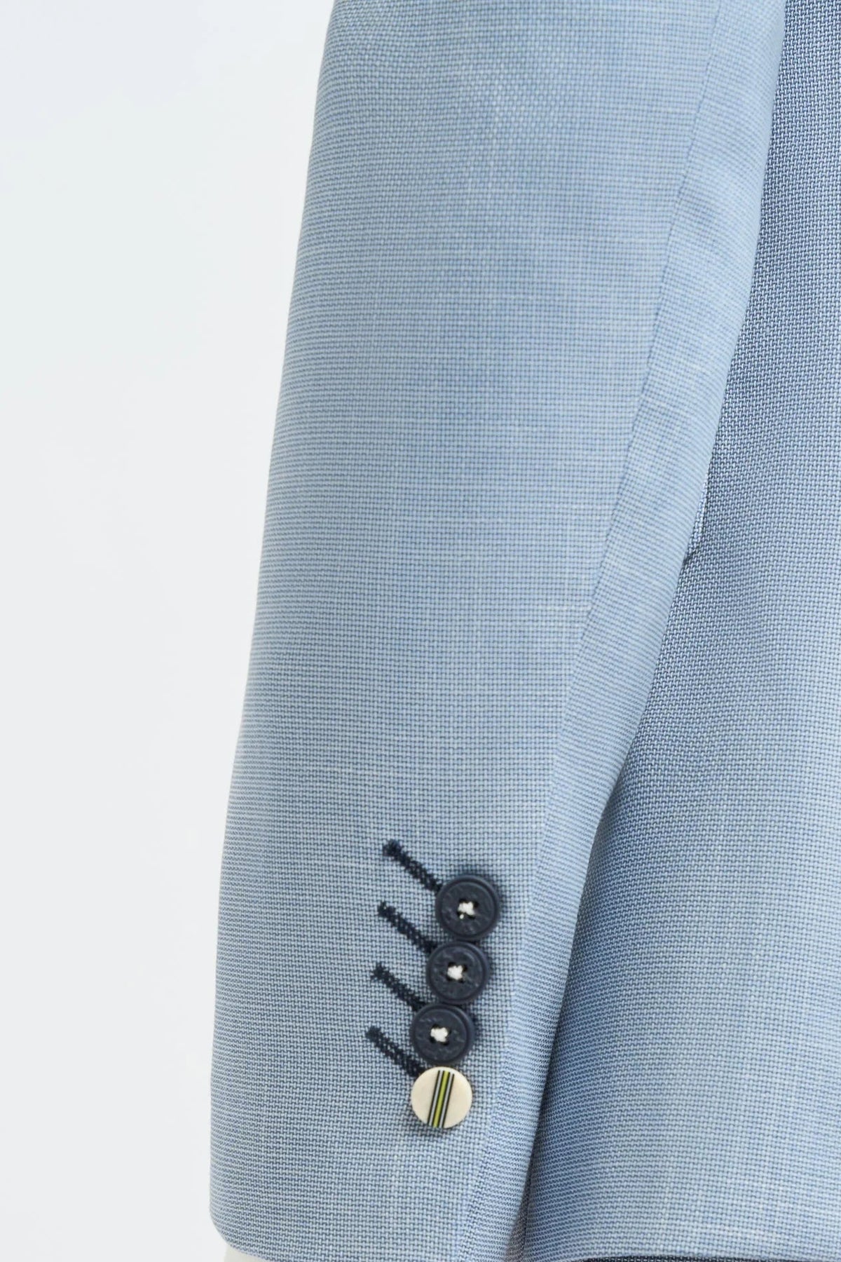 Abito da sposo estivo da uomo in lino azzurro cielo con pantaloni blu navy.