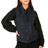 Completo da donna in tweed a quadri con gilet blu