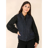 Completo da donna in tweed a quadri con gilet blu