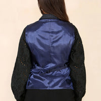 Completo da donna in tweed a quadri con gilet blu