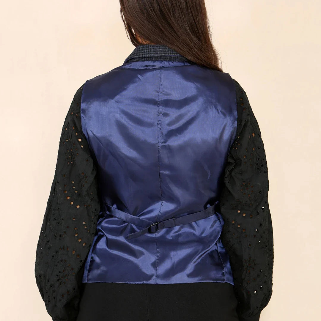 Completo da donna in tweed a quadri con gilet blu