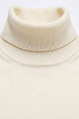 Maglione da uomo a collo alto color crema, in morbido misto viscosa, a maniche lunghe.
