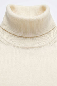 Maglione da uomo a collo alto color crema, in morbido misto viscosa, a maniche lunghe.