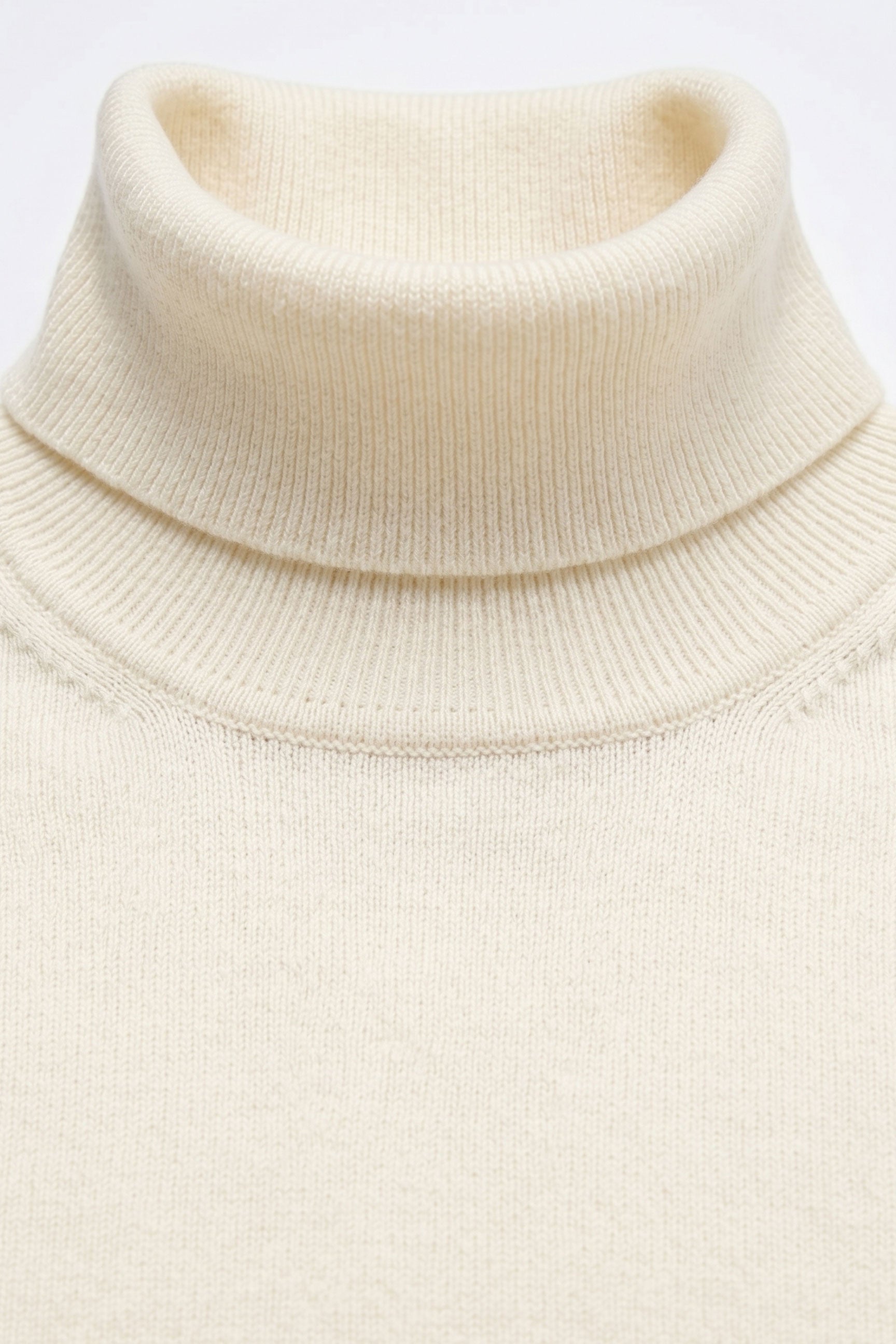 Maglione da uomo a collo alto color crema, in morbido misto viscosa, a maniche lunghe.