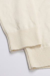 Maglione da uomo a collo alto color crema, in morbido misto viscosa, a maniche lunghe.