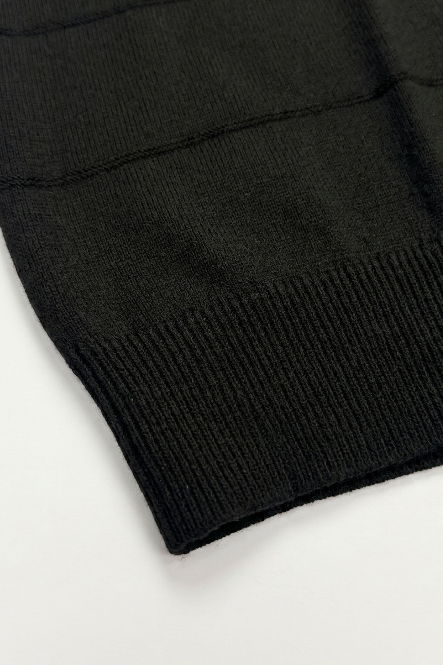 T-shirt nera da uomo in maglia testurizzata